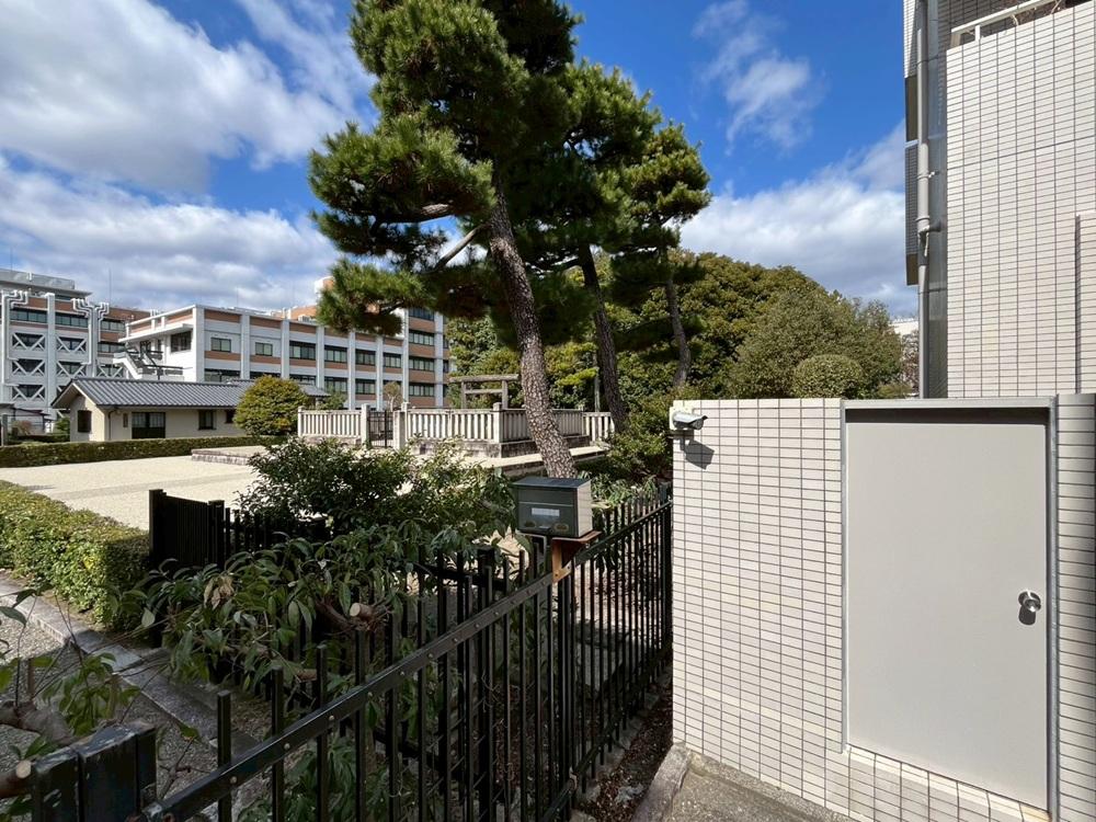 京都市左京区北白川追分町1-4の売買物件/西側隣接地には宮内庁管理の後二条天皇の御陵があり、奥のモコっとした御陵で、募集区画の寝室がちょうどその辺り。