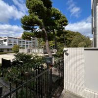 京都市左京区北白川追分町1-4の売買物件/西側隣接地には宮内庁管理の後二条天皇の御陵があり、奥のモコっとした御陵で、募集区画の寝室がちょうどその辺り。