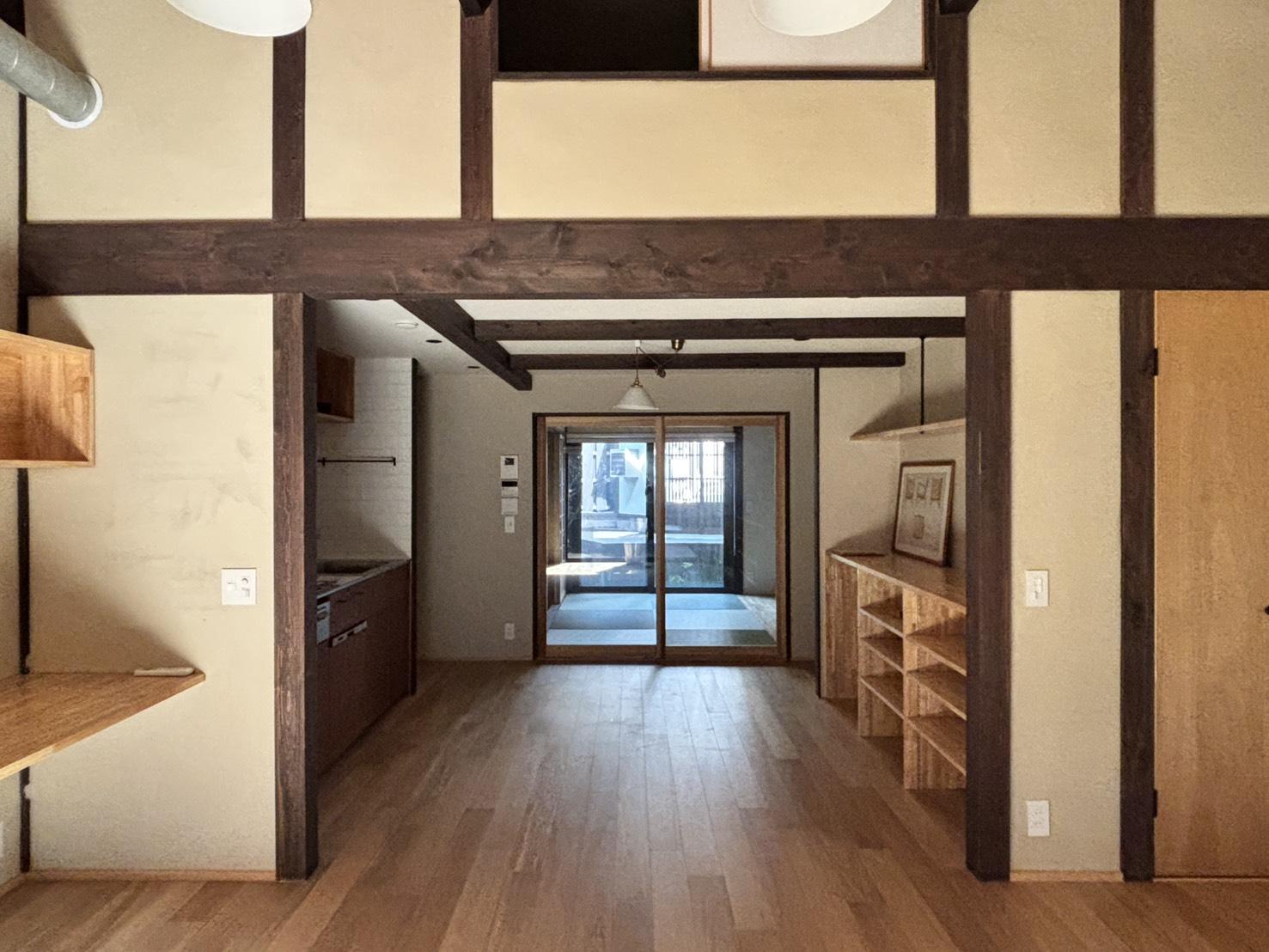 京都市上京区東今⼩路町744-28の賃貸物件/リビングから奥の和室を臨む。ゆったりとした広い空間です。