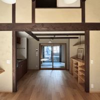 京都市上京区東今⼩路町744-28の賃貸物件/リビングから奥の和室を臨む。ゆったりとした広い空間です。