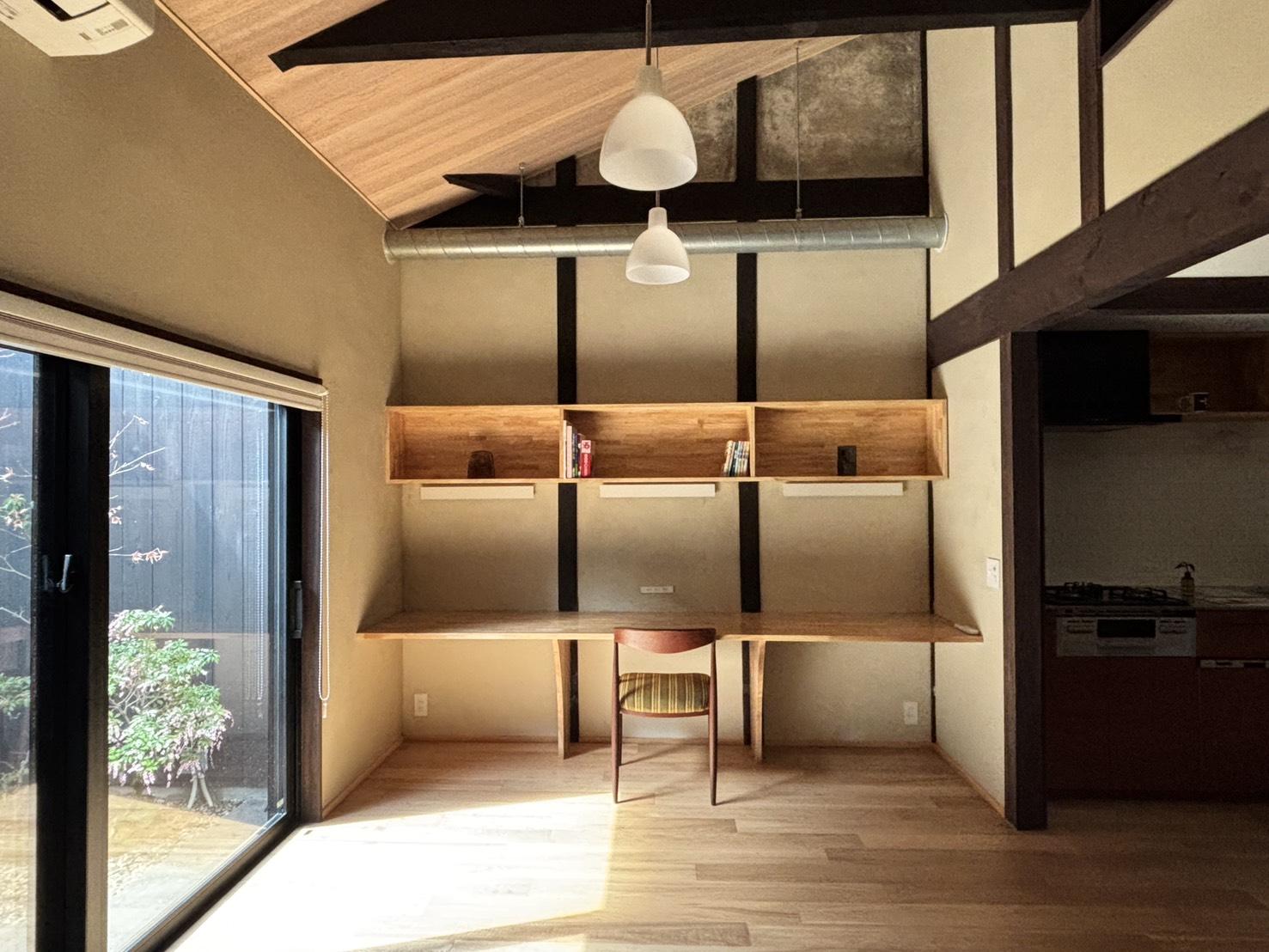 京都市上京区東今⼩路町744-28の賃貸物件/2人ならゆったり並べるワークスペース。仕事もはかどりそうです。