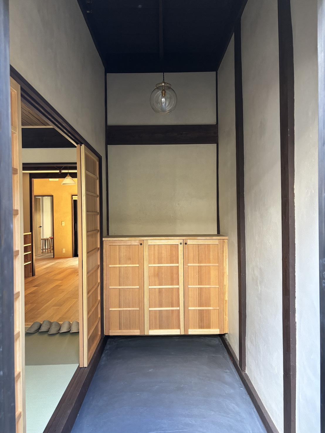 京都市上京区東今⼩路町744-28の賃貸物件/玄関。天井も高く、空間の広がりを感じます。自転車なら置いておけそう。