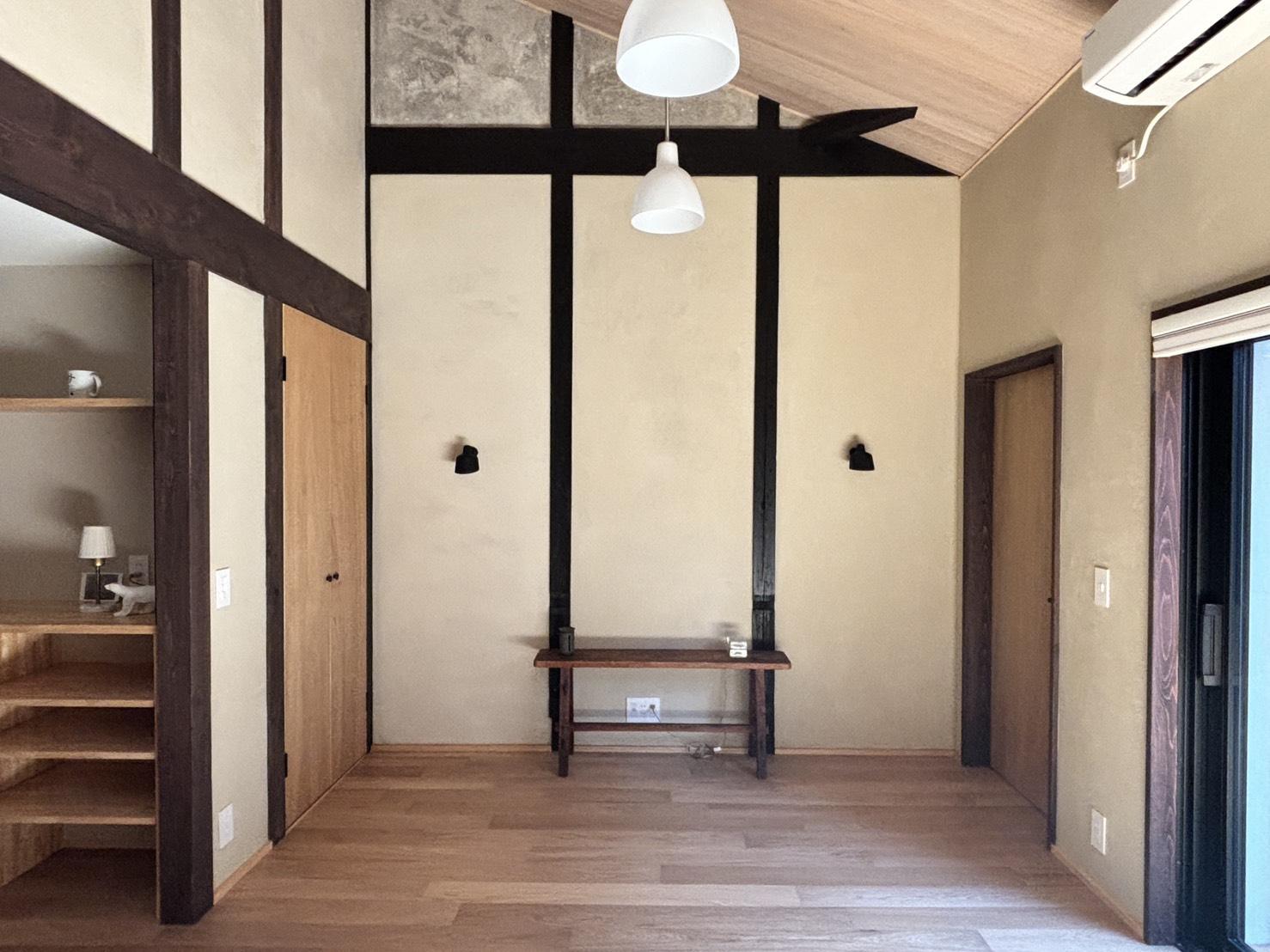 京都市上京区東今⼩路町744-28の賃貸物件/左手の扉は物入れ、右の扉は整い処から続くサウナ室。