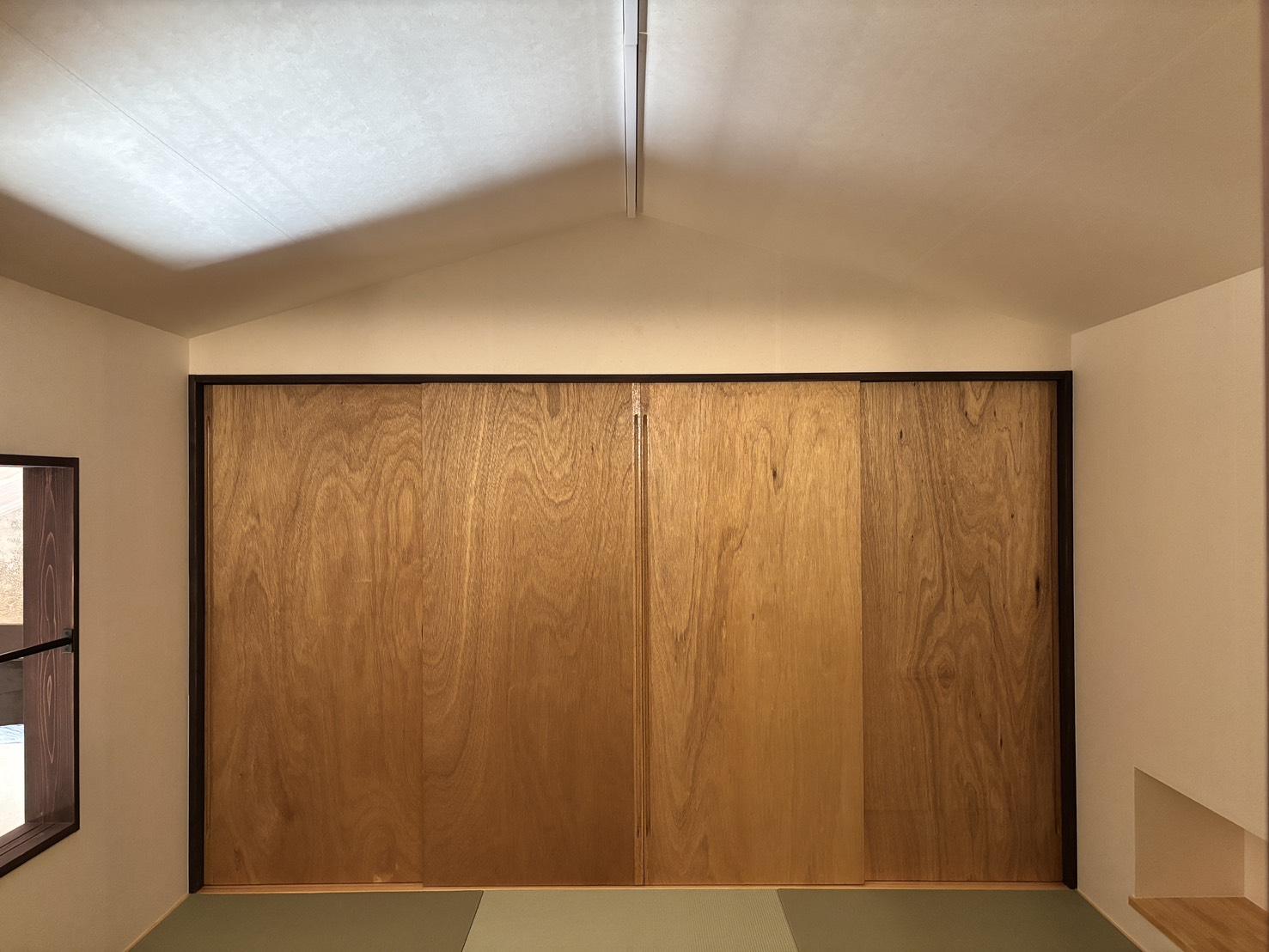 京都市上京区東今⼩路町744-28の賃貸物件/合板内は収納スペース。