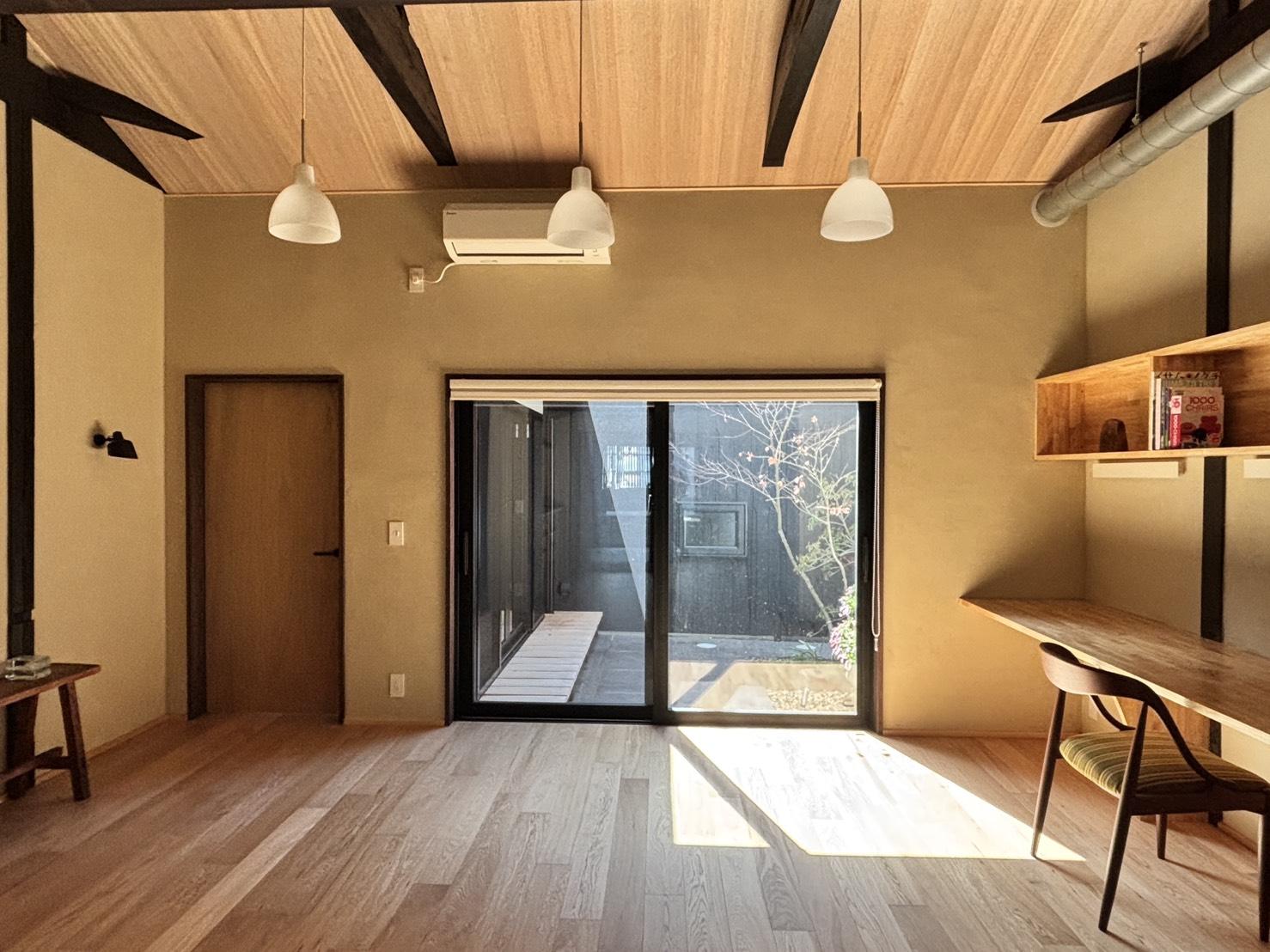 京都市上京区東今⼩路町744-28の賃貸物件/リビング。天井も高く、お庭からしっかり光が入ります。