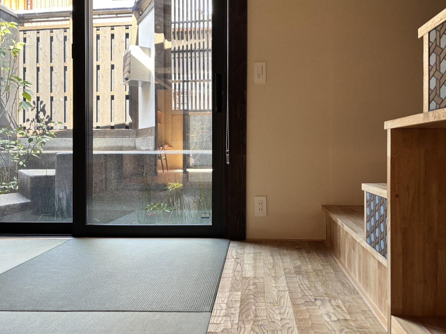 京都市上京区東今⼩路町744-28の賃貸物件/琉球畳となぐり床。