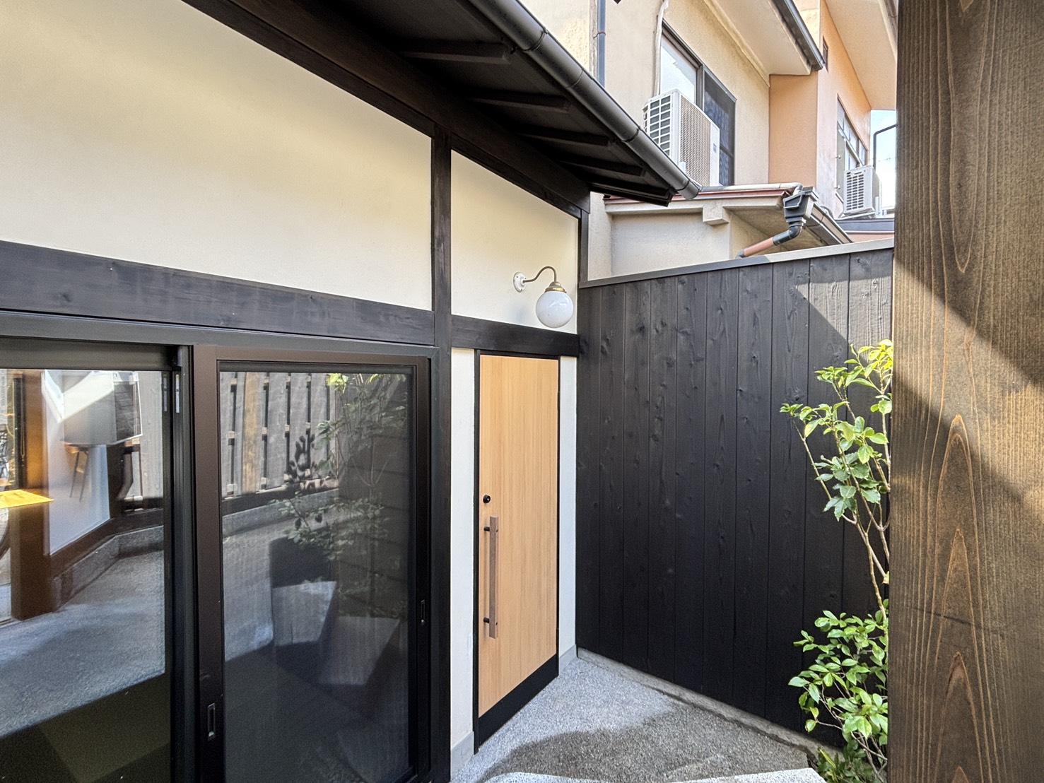 京都市上京区東今⼩路町744-28の賃貸物件/門を入ってすぐ、木の扉が玄関です。