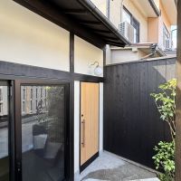 京都市上京区東今⼩路町744-28の賃貸物件/門を入ってすぐ、木の扉が玄関です。