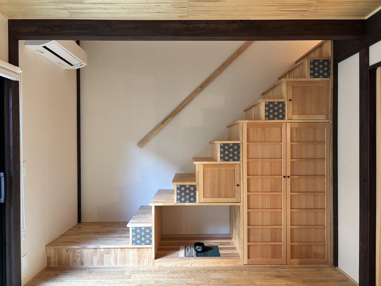 京都市上京区東今⼩路町744-28の賃貸物件/玄関を入ってすぐの和室にある箱階段。外からの上着やコートを掛けられるクローゼットに加え、飾り棚として使えるスペースもあります。