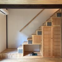 京都市上京区東今⼩路町744-28の賃貸物件/玄関を入ってすぐの和室にある箱階段。外からの上着やコートを掛けられるクローゼットに加え、飾り棚として使えるスペースもあります。