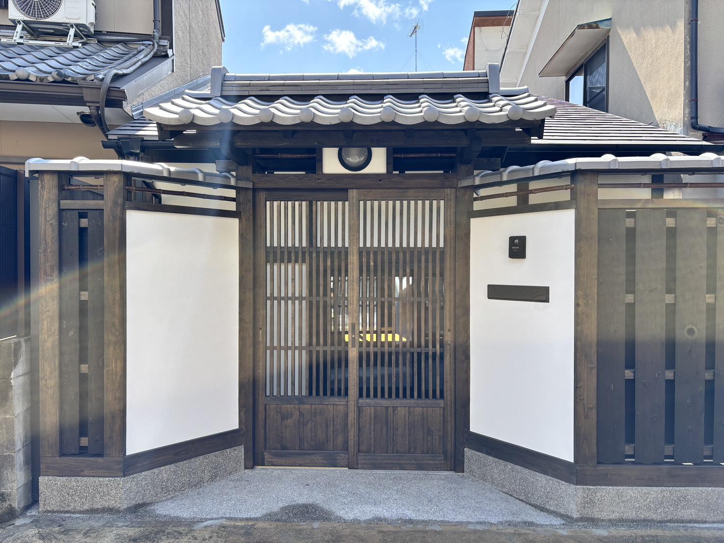 京都市上京区東今⼩路町744-28の賃貸物件/立派な門構え。