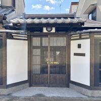 京都市上京区東今⼩路町744-28の賃貸物件/立派な門構え。