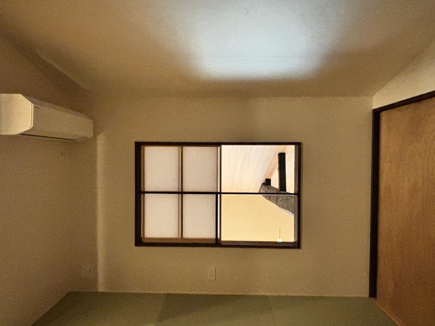 京都市上京区東今⼩路町744-28の賃貸物件/窓からはリビングを見下ろせます。