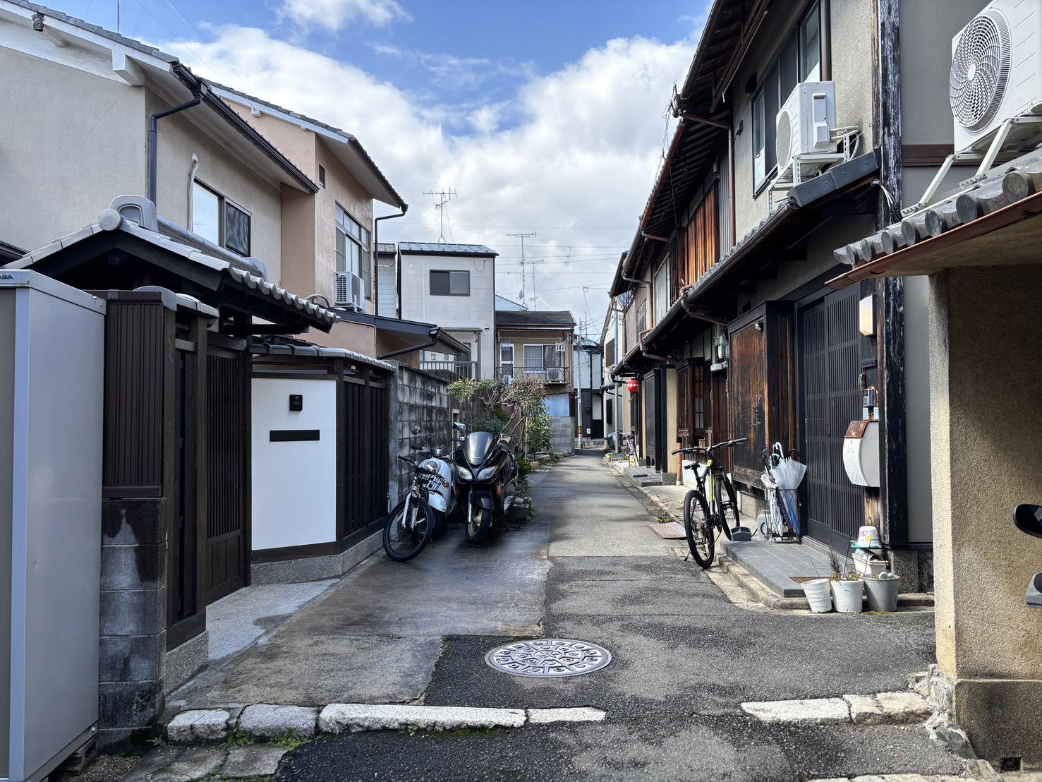 京都市上京区東今⼩路町744-28の賃貸物件/家の前の路地。該当物件は左手スグ。上七軒らしい、京都らしい風景です。
