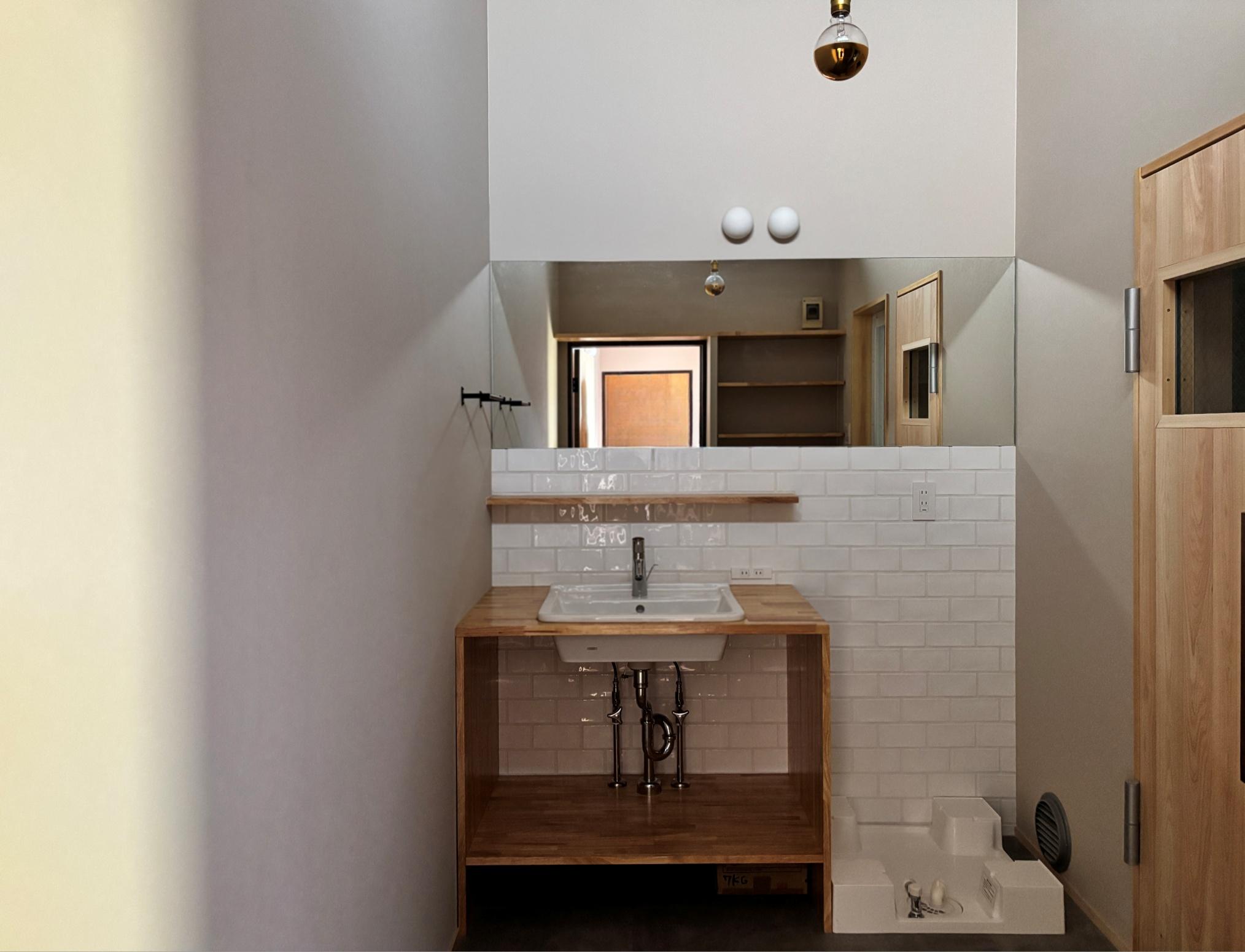 京都市上京区東今⼩路町744-28の賃貸物件/洗面所は白いタイルにワイドな鏡。