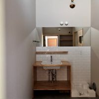 京都市上京区東今⼩路町744-28の賃貸物件/洗面所は白いタイルにワイドな鏡。