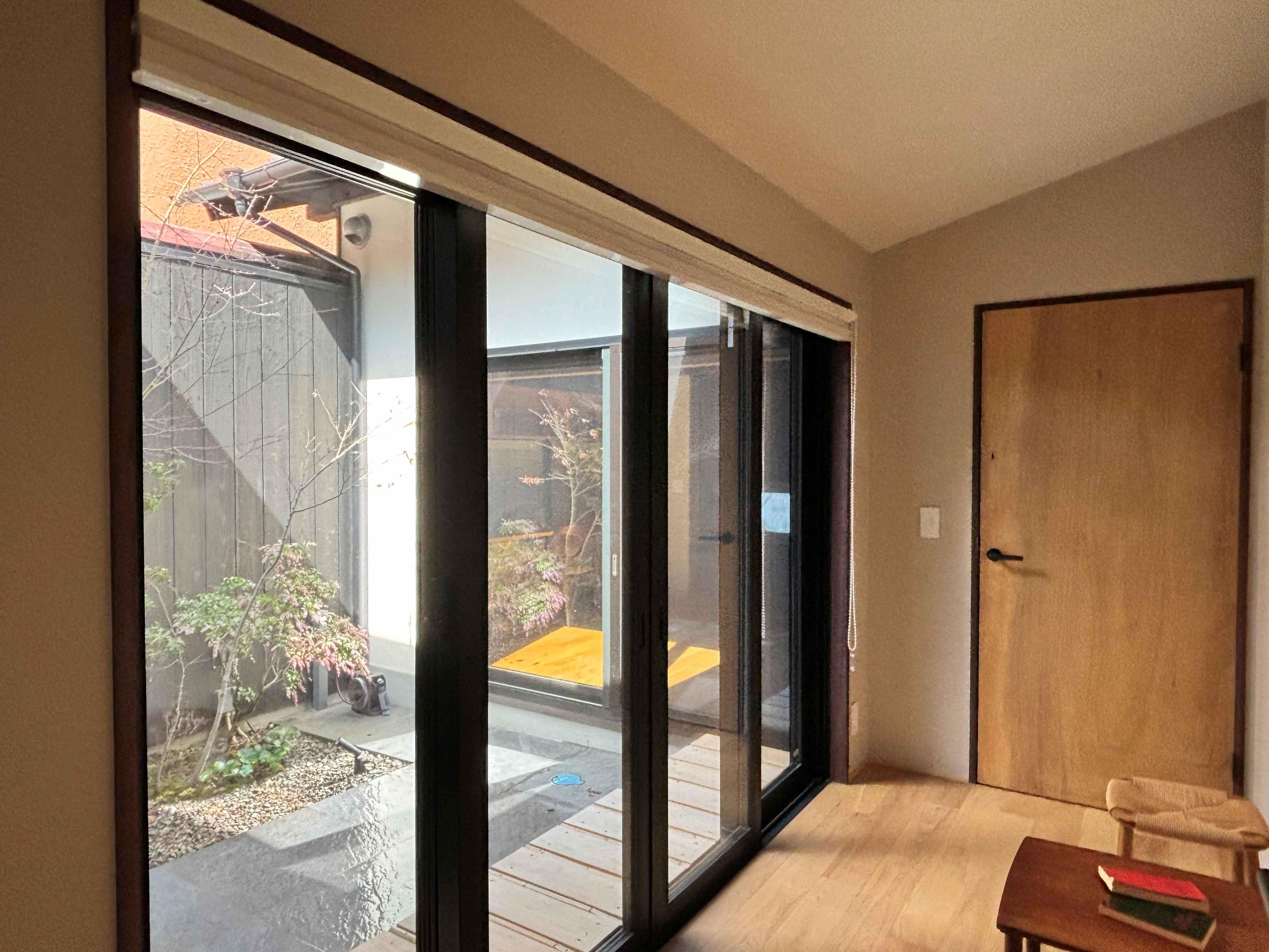 京都市上京区東今⼩路町744-28の賃貸物件/サウナのあとは、庭を眺めながらこちらでととのいましょう。季節の良いときは窓を開け放ってどうぞ。