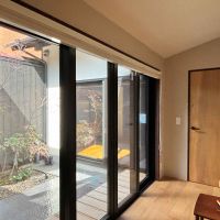 京都市上京区東今⼩路町744-28の賃貸物件/サウナのあとは、庭を眺めながらこちらでととのいましょう。季節の良いときは窓を開け放ってどうぞ。