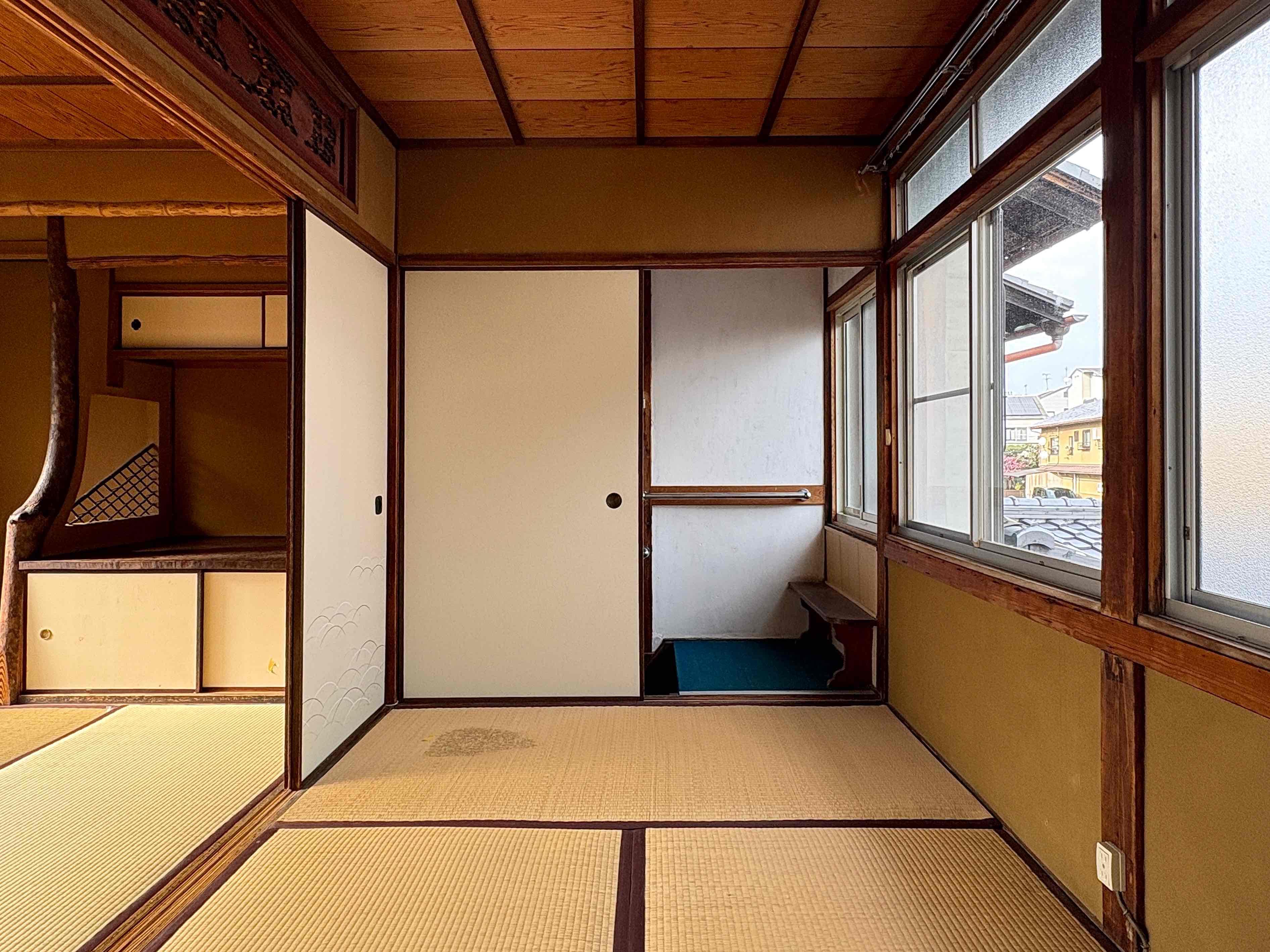 京都市北区紫野南舟岡町74-4の賃貸物件/階段に面する3帖の和室。階段から収納まで窓が続いていて圧迫感を感じませんでした