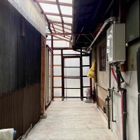 京都市北区紫野南舟岡町74-4の賃貸物件/玄関横の土間の様子。奥の扉がアプローチに続きます。手前に水道があって、屋根もあるので駐輪スペースにぴったりかも