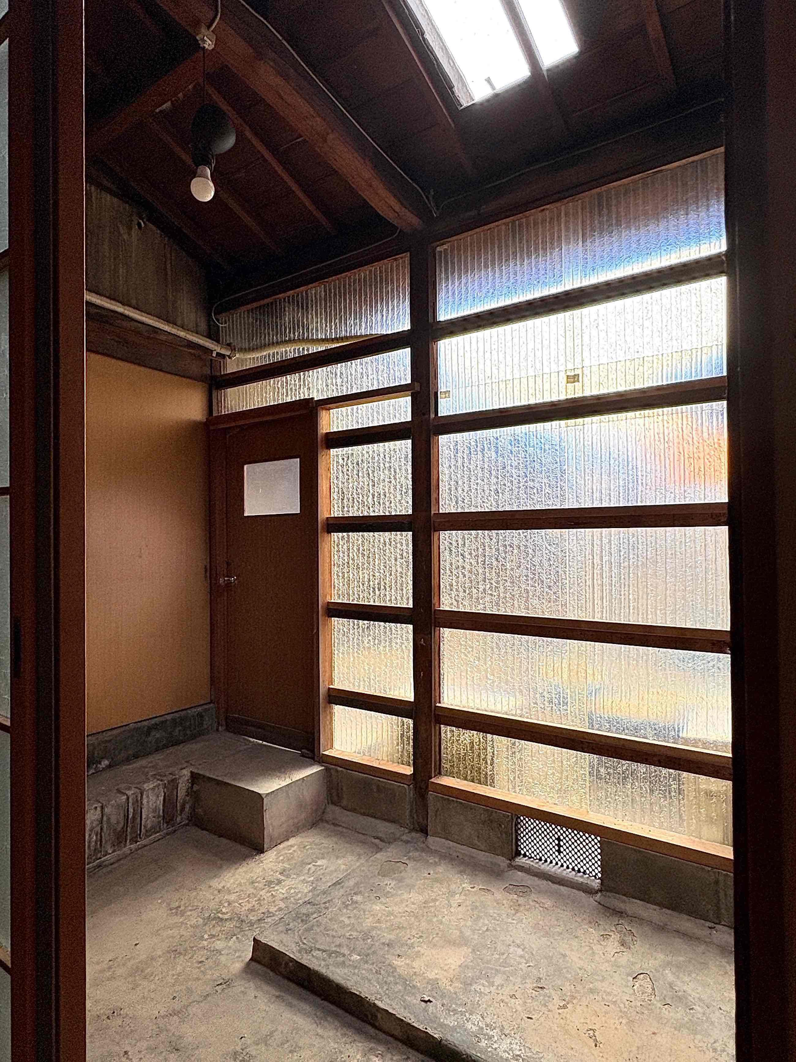 京都市北区紫野南舟岡町74-4の賃貸物件/キッチン横の土間の様子。暑さ＆寒さ対策は必要どうですが作業や趣味部屋にいかがでしょうか