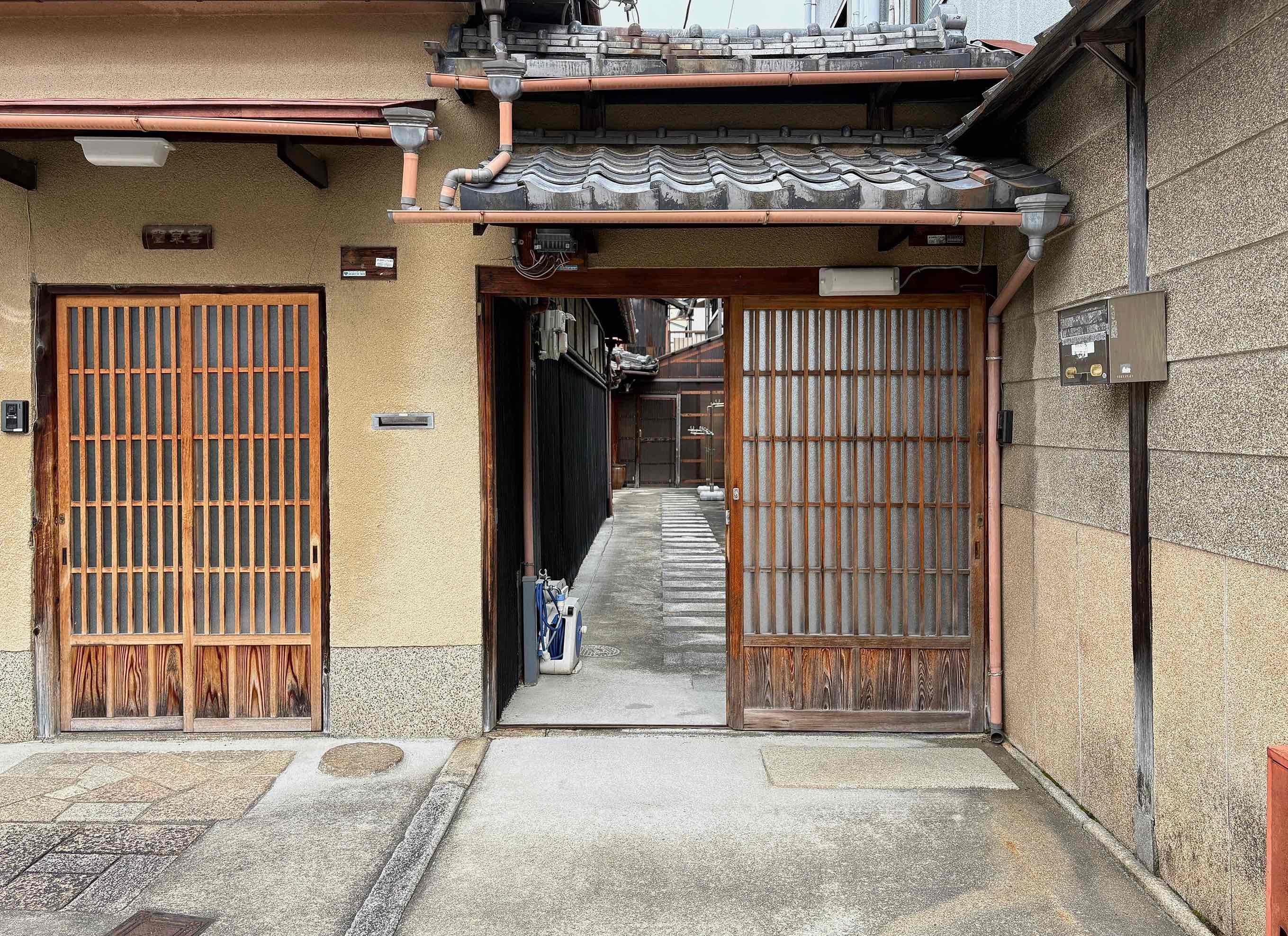 京都市北区紫野南舟岡町74-4の賃貸物件/棟門の先には玄関まで続くまるで路地のような専用アプローチ。プランターでガーデニングや駐輪もかなり余裕をもってできます