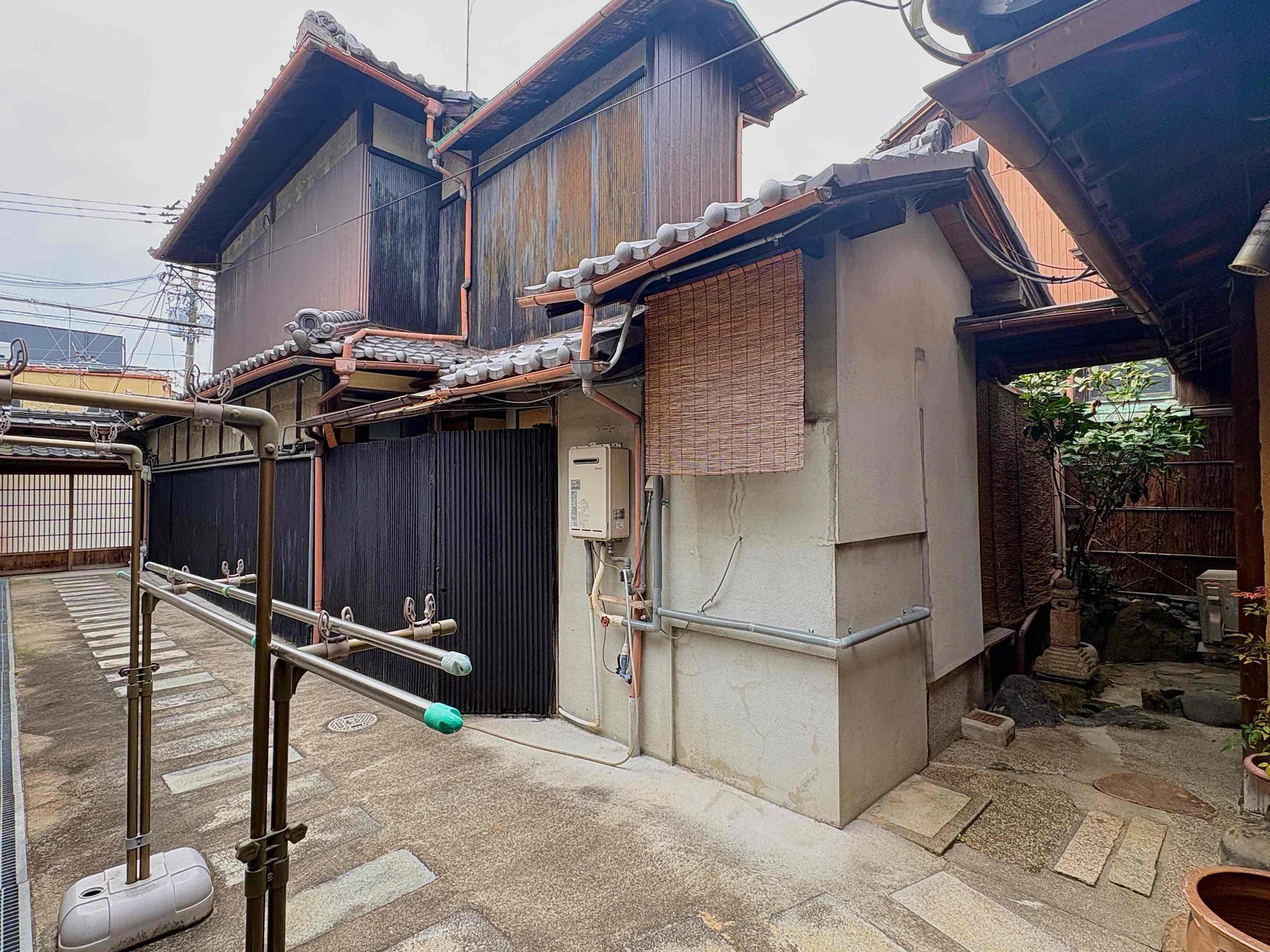 京都市北区紫野南舟岡町74-4の賃貸物件/こんな感じになっていて、前面道路から見えるのはお隣さんというわけなのです