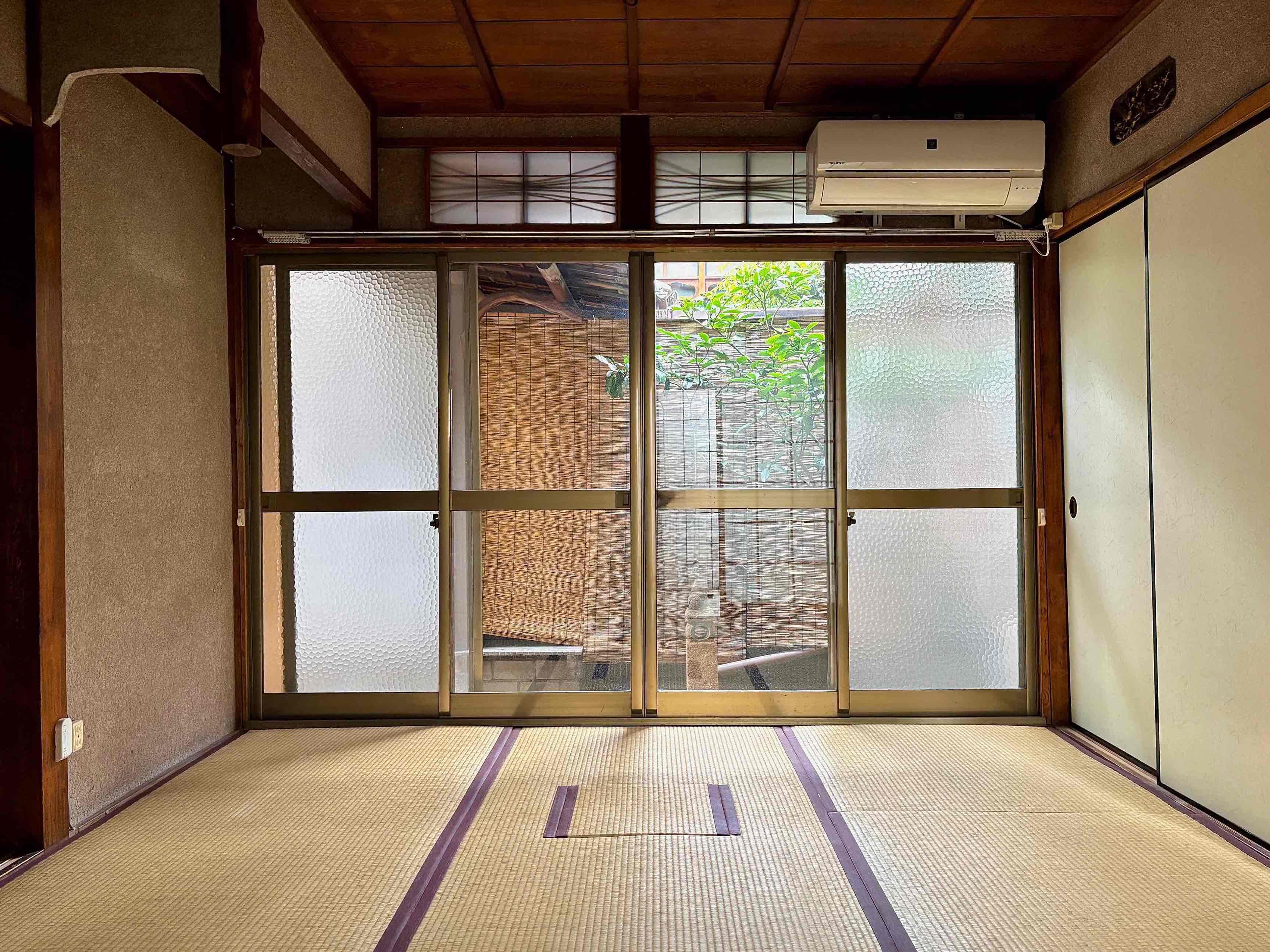 京都市北区紫野南舟岡町74-4の賃貸物件/1階の和室には柔らかな光が入り、さらさらと揺れるグリーンに癒されます。
