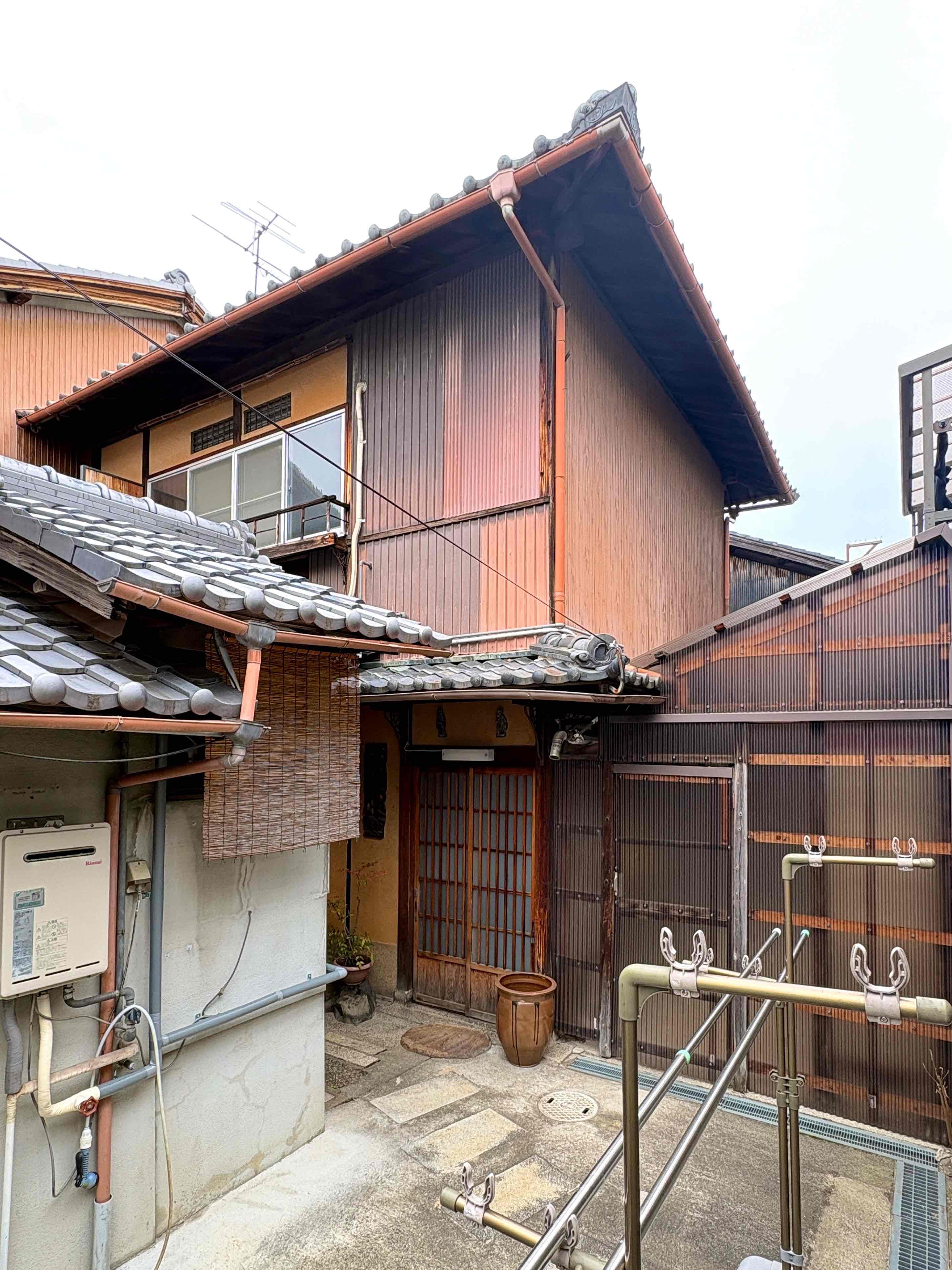 京都市北区紫野南舟岡町74-4の賃貸物件/建物外観｜アプローチはL字になっていて、奥には縁側があります