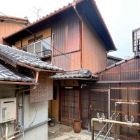 京都市北区紫野南舟岡町74-4の賃貸物件/建物外観｜アプローチはL字になっていて、奥には縁側があります