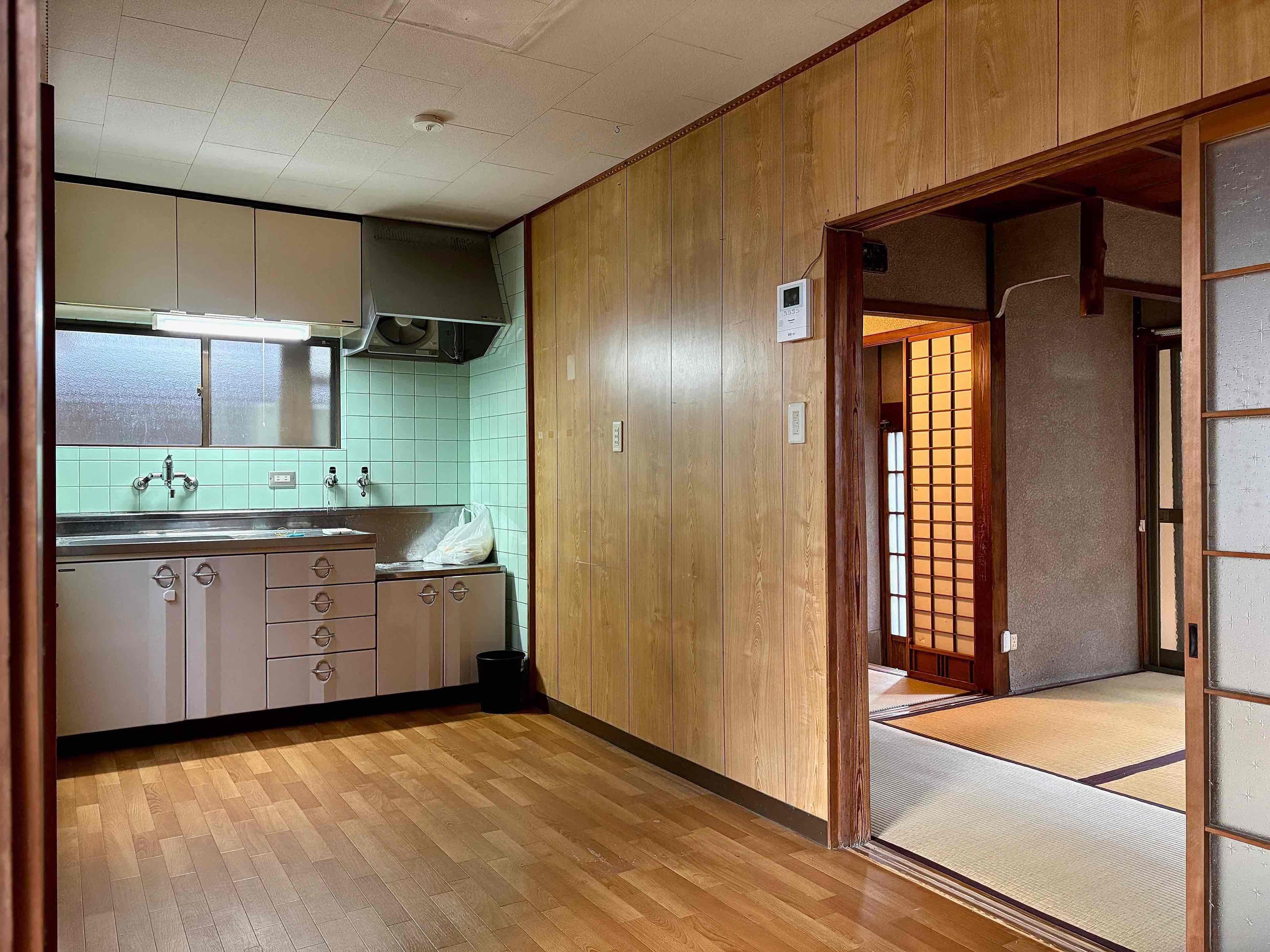 京都市北区紫野南舟岡町74-4の賃貸物件/タイルや一昔前のキッチンが良い味出してます