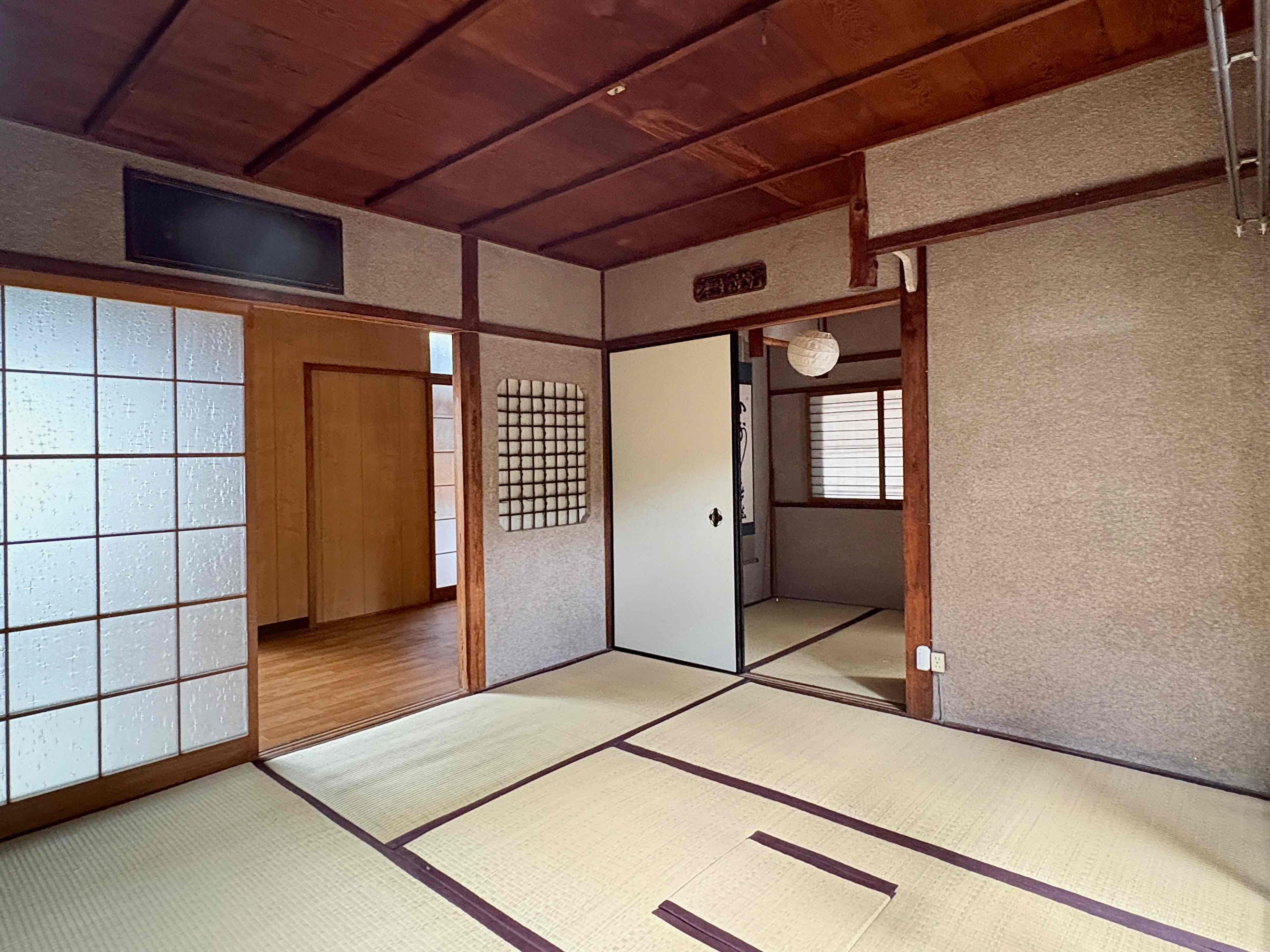 京都市北区紫野南舟岡町74-4の賃貸物件/左のフローリングがキッチン、右の畳が玄関へ続きます