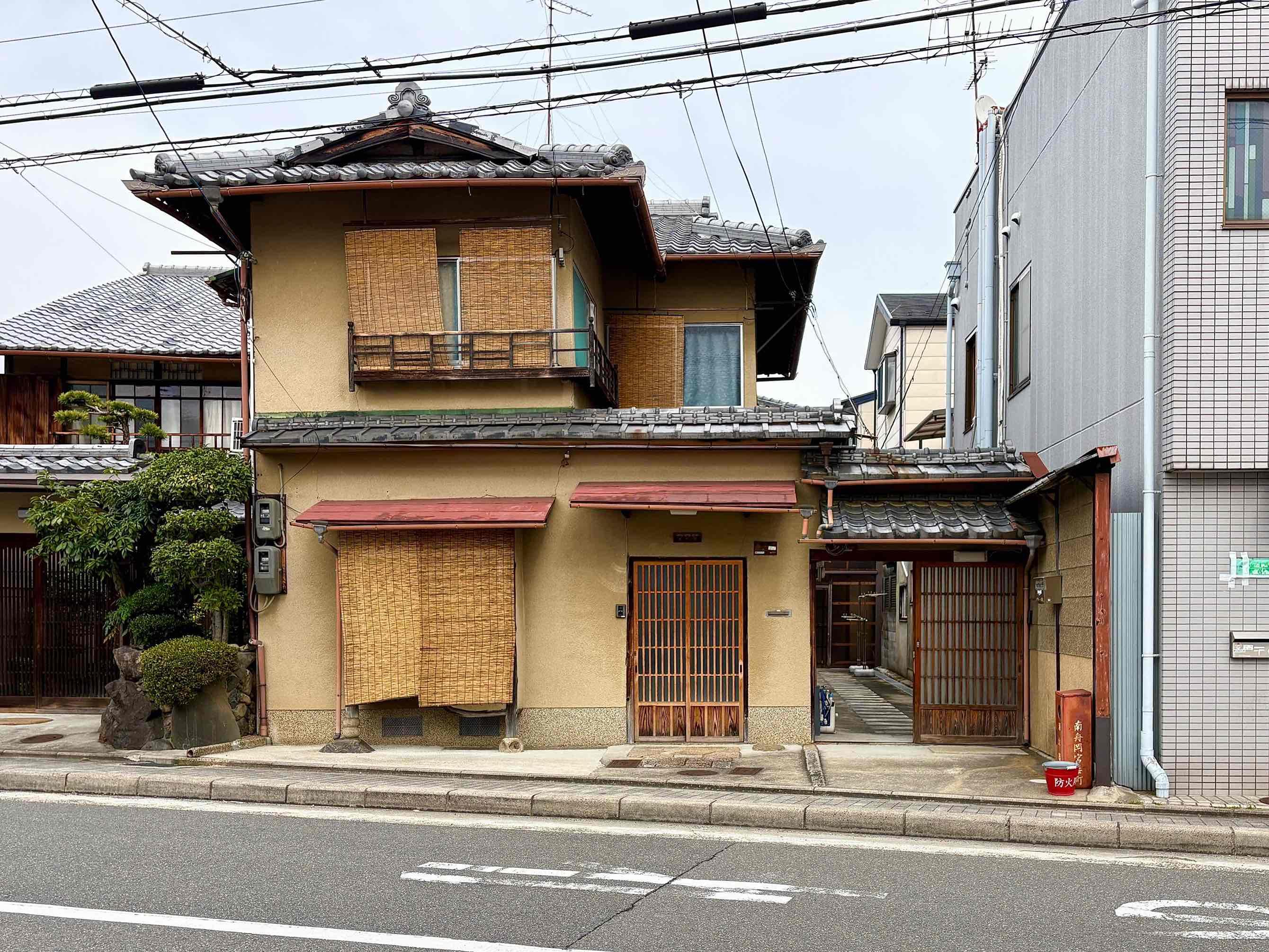 京都市北区紫野南舟岡町74-4の賃貸物件/前面道路から右手の棟門の先が本物件