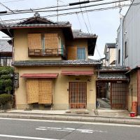 京都市北区紫野南舟岡町74-4の賃貸物件/前面道路から右手の棟門の先が本物件