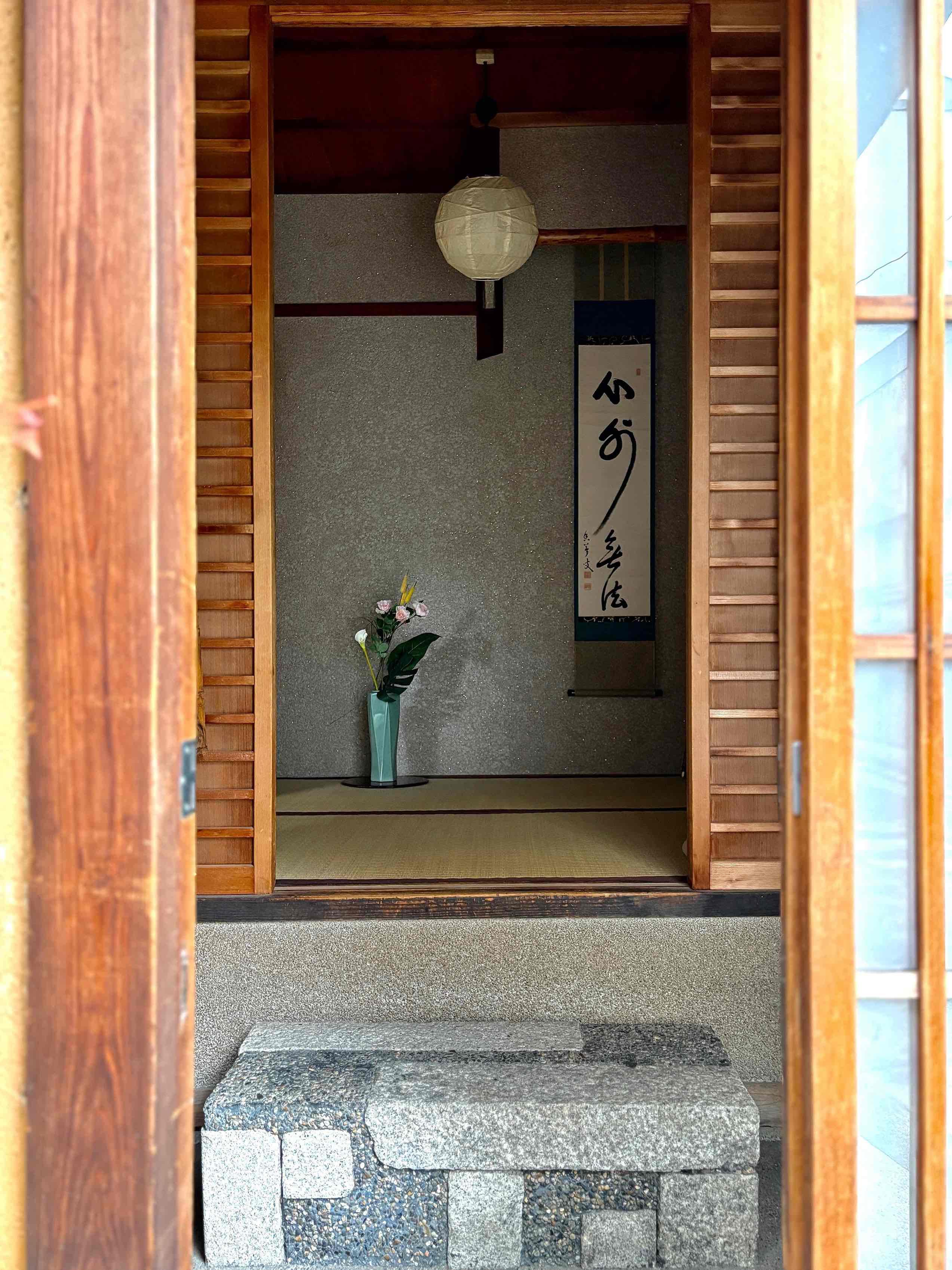 京都市北区紫野南舟岡町74-4の賃貸物件/玄関の雰囲気もばっちり。茶室や旅館のような印象を受けました