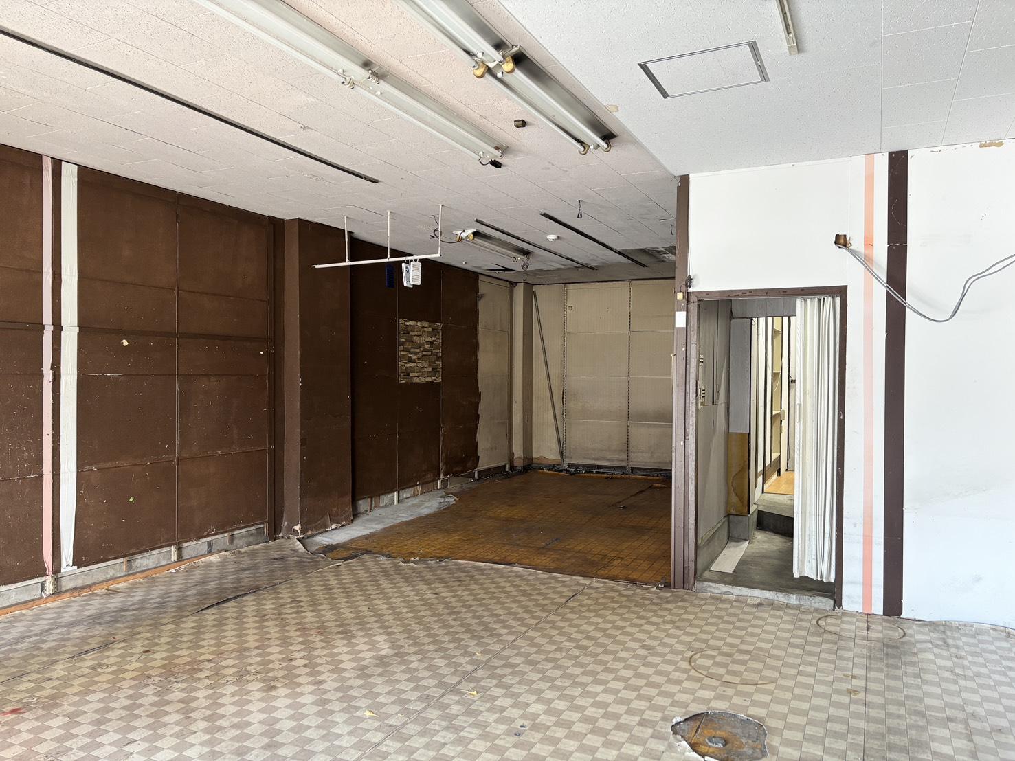 京都市上京区⻄堀川通上⻑者町下る奈良物町481番地の賃貸物件/入口側から奥を見たところ。現在は以前の内装が残る状態です。