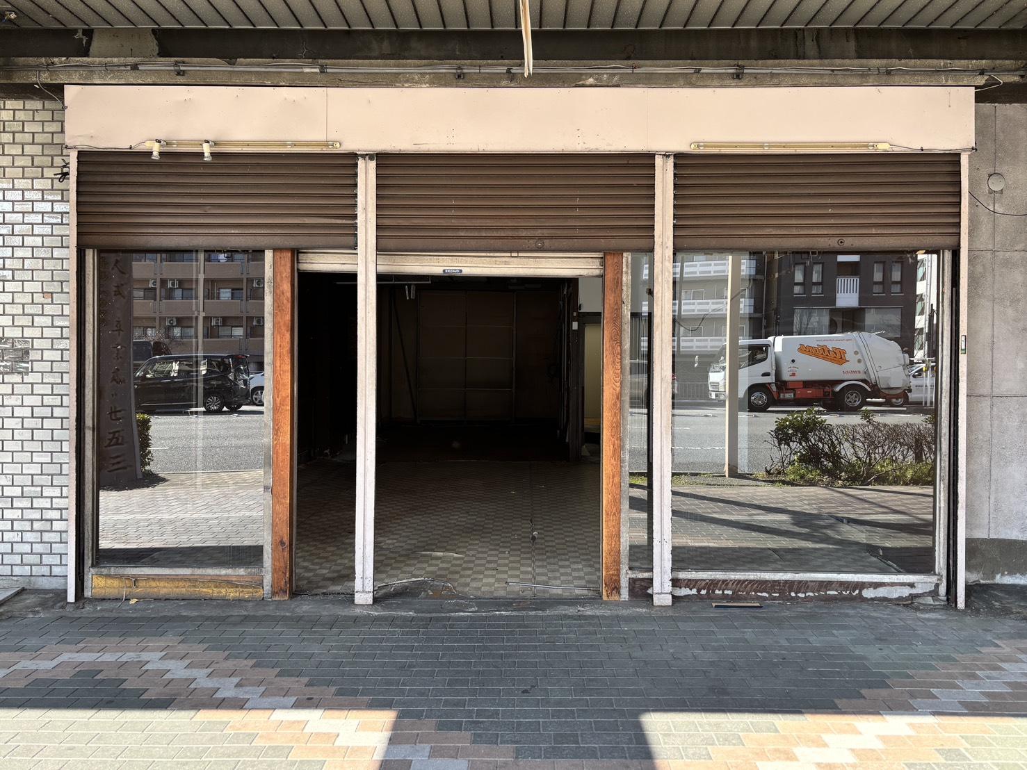 京都市上京区⻄堀川通上⻑者町下る奈良物町481番地の賃貸物件/通りに面したガラス戸。ここが今回募集する区画です。