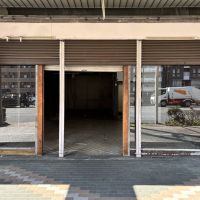 京都市上京区⻄堀川通上⻑者町下る奈良物町481番地の賃貸物件/通りに面したガラス戸。ここが今回募集する区画です。