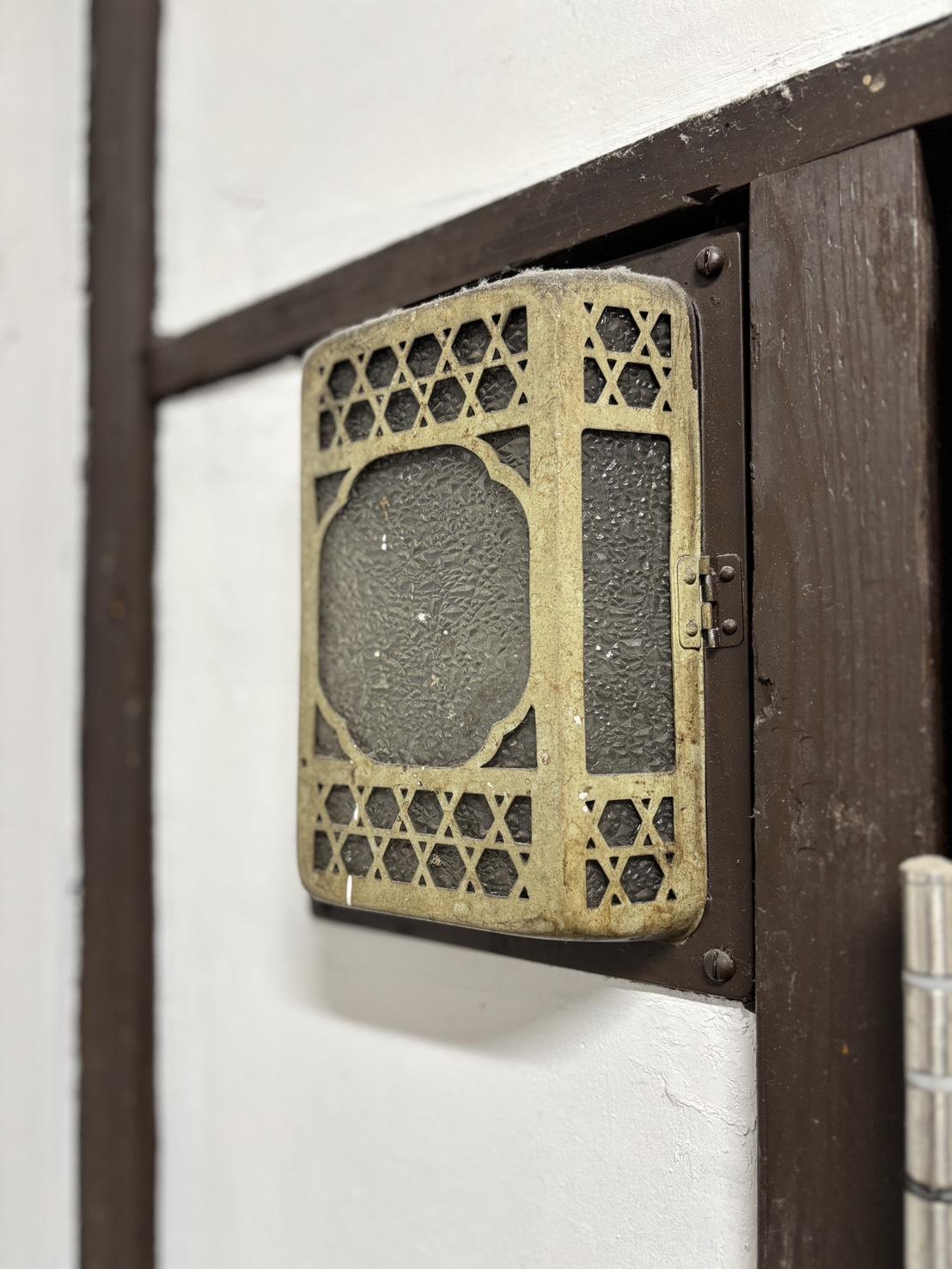 京都市上京区⻄堀川通上⻑者町下る奈良物町481番地の賃貸物件/建築当初の照明器具。こういう小さなディテールに、この建物の時間が残っています。