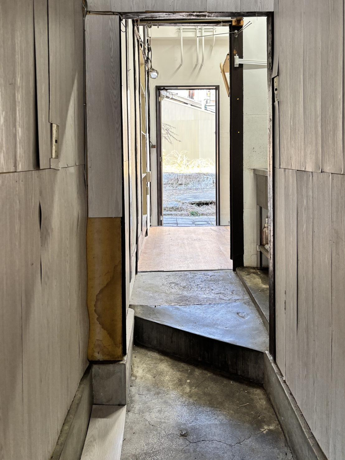 京都市上京区⻄堀川通上⻑者町下る奈良物町481番地の賃貸物件/通路の先には裏口があります。