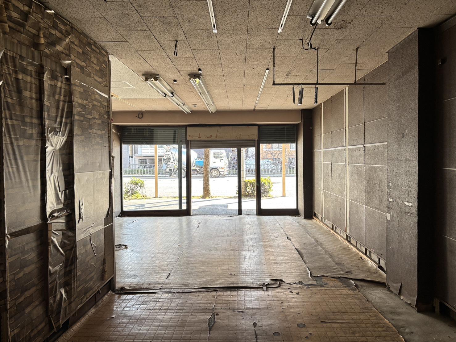 京都市上京区⻄堀川通上⻑者町下る奈良物町481番地の賃貸物件/室内から通り側を見る。ガラス越しに街の気配がそのまま入ってきます。