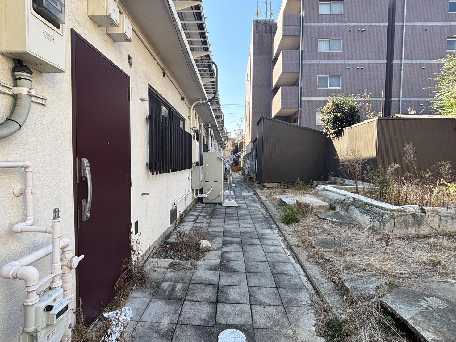 京都市上京区⻄堀川通上⻑者町下る奈良物町481番地の賃貸物件/建物の裏手。出入りに使える動線があるのは嬉しい