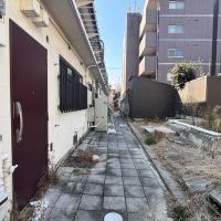 京都市上京区⻄堀川通上⻑者町下る奈良物町481番地の賃貸物件/建物の裏手。出入りに使える動線があるのは嬉しい