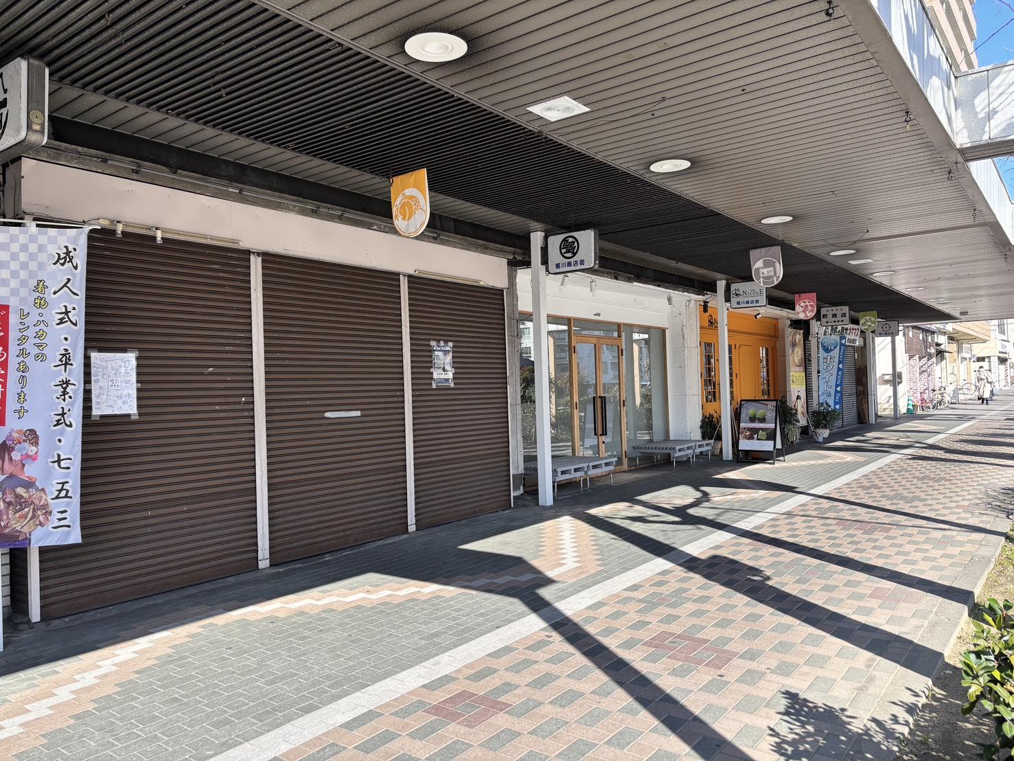 京都市上京区⻄堀川通上⻑者町下る奈良物町481番地の賃貸物件/堀川団地の商店街。アーケード下には日常の買い物と新しいお店が混ざり合う場所。