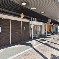 京都市上京区⻄堀川通上⻑者町下る奈良物町481番地の賃貸物件/堀川団地の商店街。アーケード下には日常の買い物と新しいお店が混ざり合う場所。