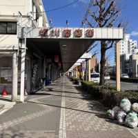 京都市上京区⻄堀川通上⻑者町下る奈良物町481番地の賃貸物件/堀川通に沿って続く堀川商店街。団地の1階に店舗が並び、街の日常を支えています。
