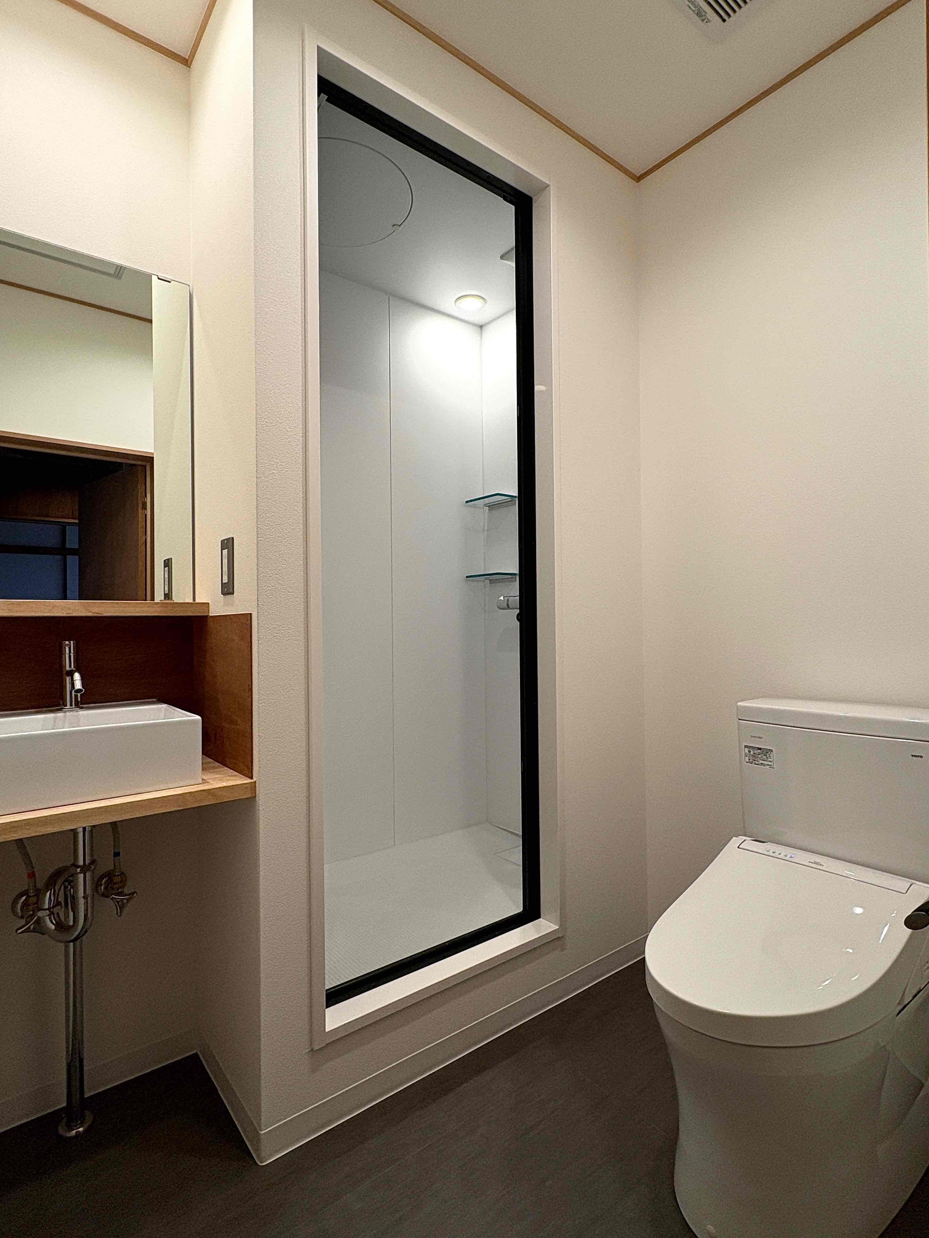 京都市左京区岡崎最勝寺町2番地22の賃貸物件/2階にも洗面、トイレ、シャワールームが設けられています