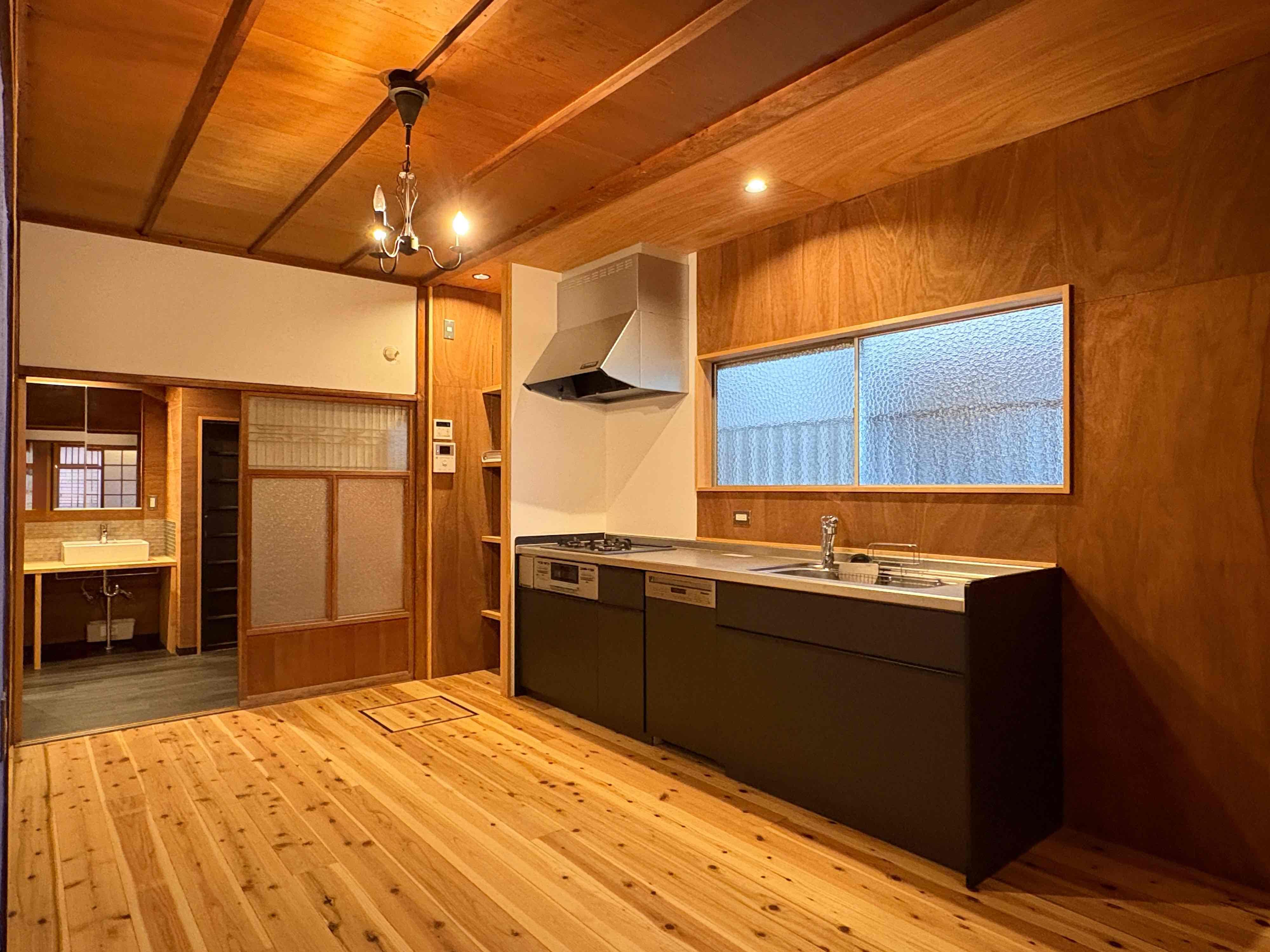 京都市左京区岡崎最勝寺町2番地22の賃貸物件/広々としたダイニングキッチン。2人掛けのダイニングテーブルなら、余裕をもって動線確保が出来そう