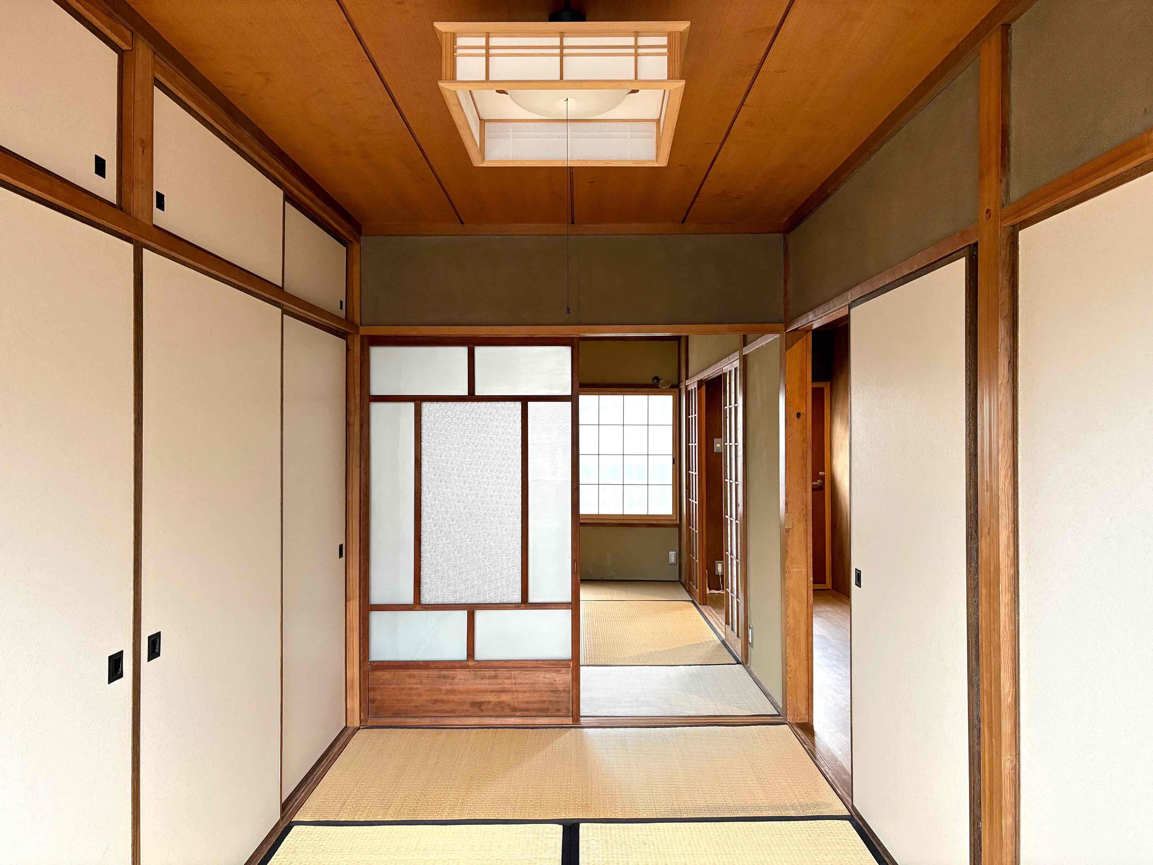 京都市左京区岡崎最勝寺町2番地22の賃貸物件/2階南東の和室の様子。二間続きで端正なデザインの建具が印象的