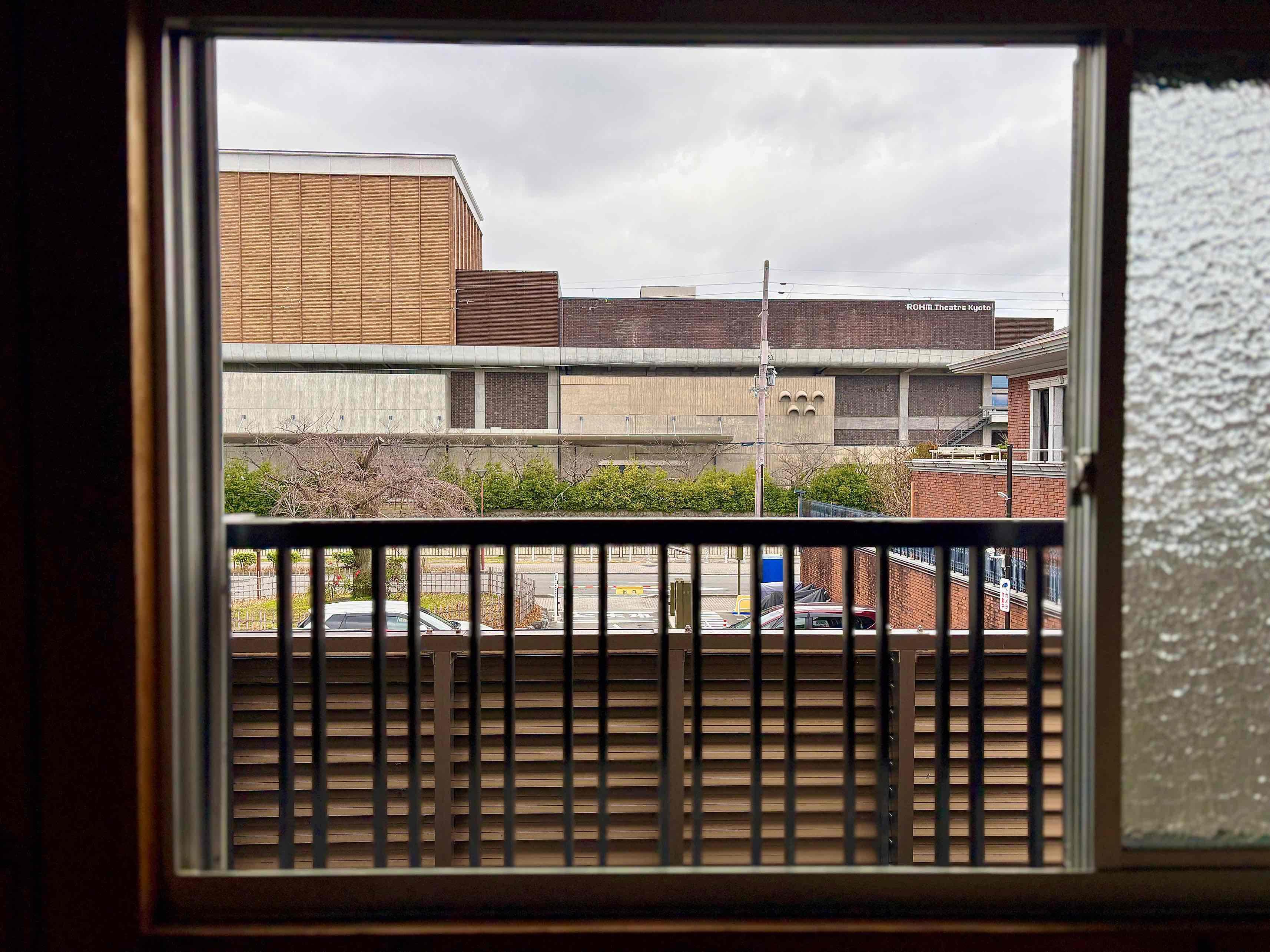 京都市左京区岡崎最勝寺町2番地22の賃貸物件/窓を開けると疎水とロームシアターがこの距離